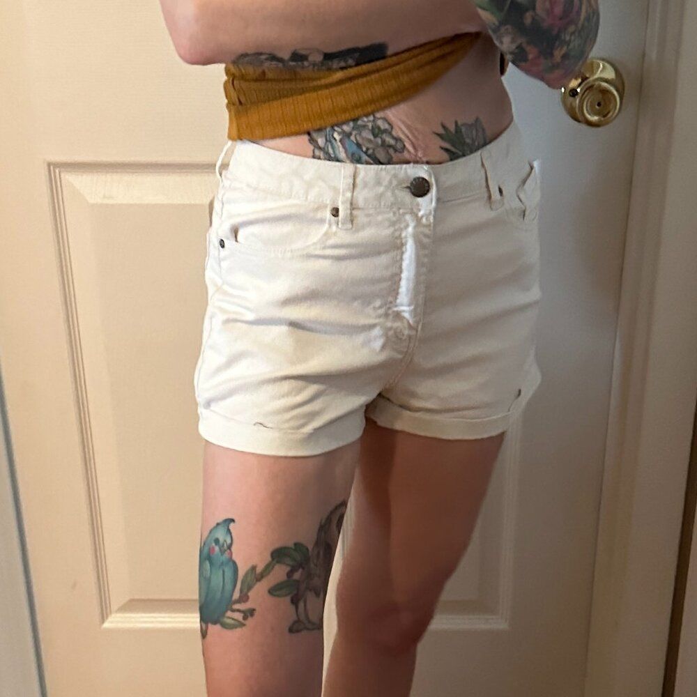 Forever 21 Cream Stretchy High Rise Shorts Size 27